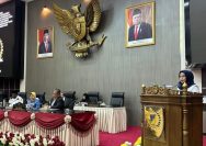 Sekretaris DPRD (Sekwan) Provinsi Sulteng, Rahmi Amir Singi membacakan surat perubahan AKD Fraksi Gerindra DPRD Sulteng, Rabu (31/5/2023). FOTO : jendelasulawesi.id