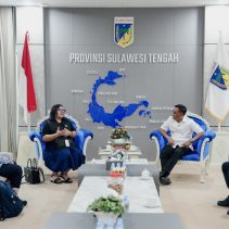 Gubernur Sulawesi Tengah, Dr. H. Anwar Hafid, M.Si., menerima audiensi Direktur Direktorat Riset, Inovasi, dan Dampak Sosial MNC University, Dr. Humiras Betty M. Sihombing, M.Pd., di Palu, Rabu (14/10/2026) | Foto: Ist