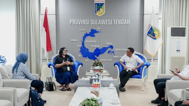 Gubernur Sulawesi Tengah, Dr. H. Anwar Hafid, M.Si., menerima audiensi Direktur Direktorat Riset, Inovasi, dan Dampak Sosial MNC University, Dr. Humiras Betty M. Sihombing, M.Pd., di Palu, Rabu (14/10/2026) | Foto: Ist