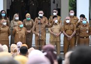 Gubernur Sulawesi Tengah Dr. H. Anwar Hafid, M.Si. saat memberikan pengarahan pada Apel Gabungan ASN Perangkat Daerah Pemprov Sulteng di halaman Kantor Gubernur, Palu, Senin (19/10/2026) | Foto: Ist
