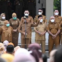 Gubernur Sulawesi Tengah Dr. H. Anwar Hafid, M.Si. saat memberikan pengarahan pada Apel Gabungan ASN Perangkat Daerah Pemprov Sulteng di halaman Kantor Gubernur, Palu, Senin (19/10/2026) | Foto: Ist