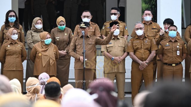 Gubernur Sulawesi Tengah Dr. H. Anwar Hafid, M.Si. saat memberikan pengarahan pada Apel Gabungan ASN Perangkat Daerah Pemprov Sulteng di halaman Kantor Gubernur, Palu, Senin (19/10/2026) | Foto: Ist